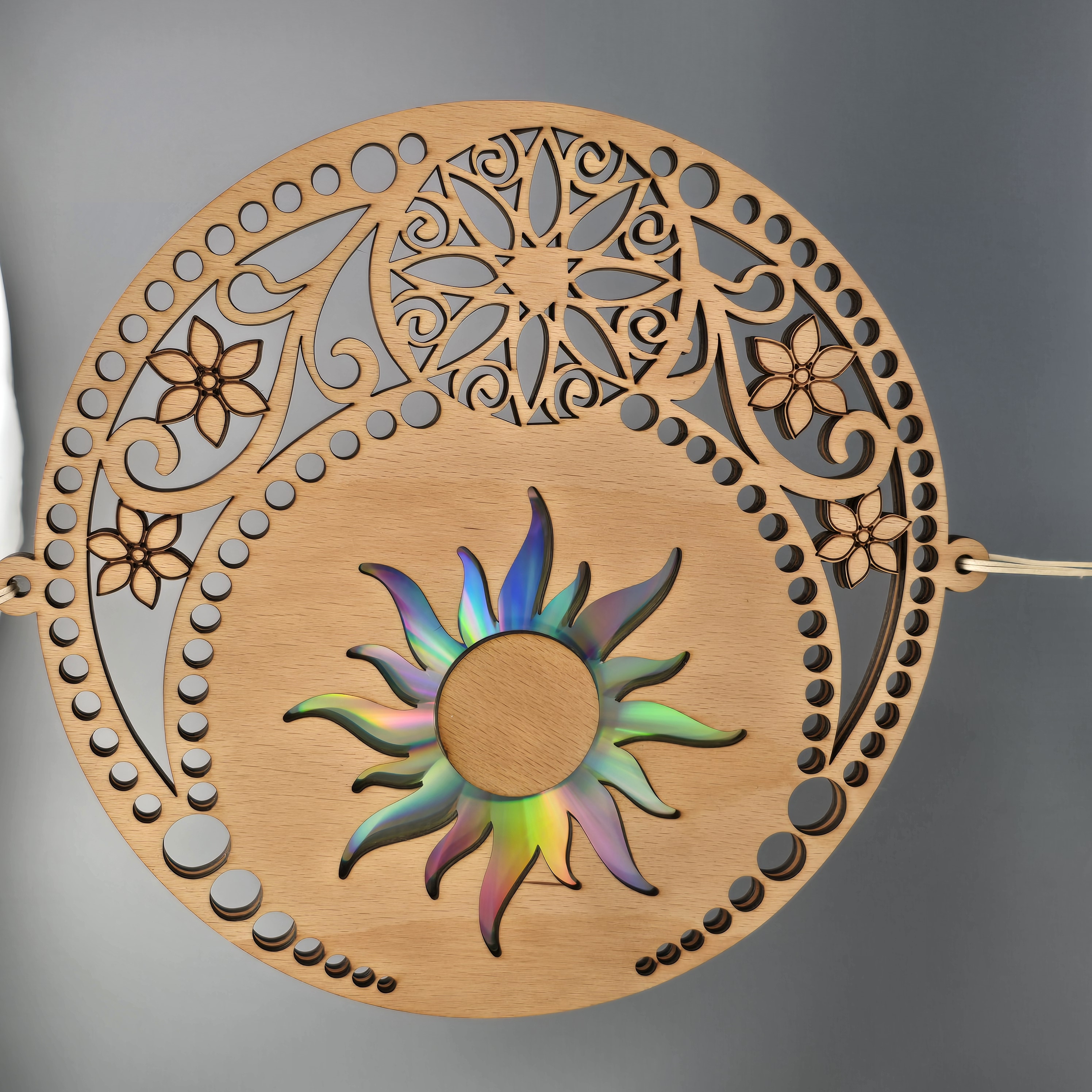 Windspiel Mandala mit dekorativer CD – Lasergeschnittene Harmonie für Garten und Balkon